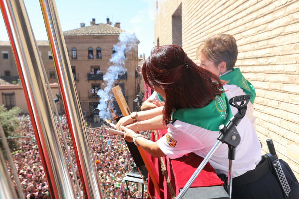 El chupinazo hace estallar la fiesta en Huesca.