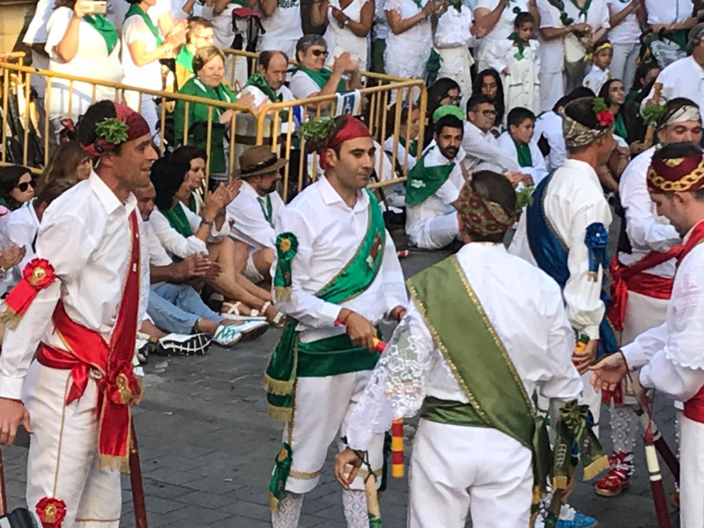 Carlos Nasarre, uno de los nuevos danzantes, ha elegido el verde para su traje.