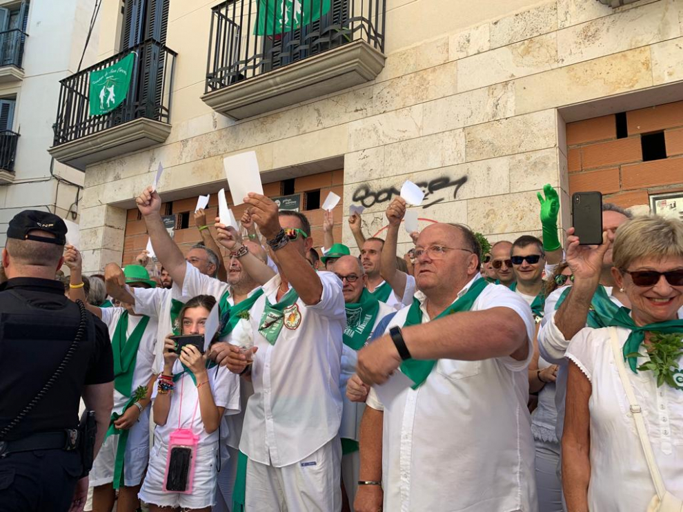 En el rincón del Jerezano es tradicional que se haga algún gesto crítico al paso de la corporación: este año les han exhibido papeleras en alusión al voto en blanco que posibilitó la alcaldía a Luis Felipe.