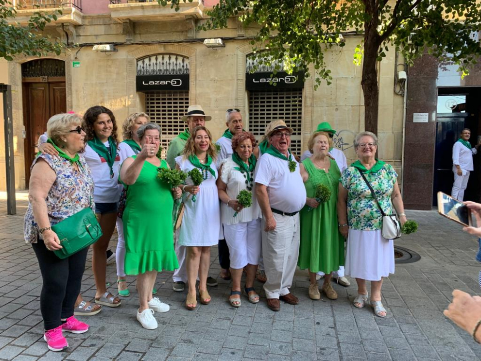 La familia Ferrer se ha levantado a las 4 de la madrugada para venir en tren desde Zaragoza a ver a los Danzantes y la procesión. El viaje es ya un ritual, que aprovechan para ver a los primos de Huesca.
