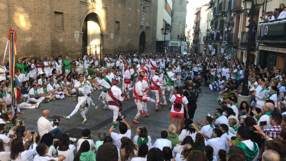 Sigue en directo la primera actuación de los Danzantes de Huesca.