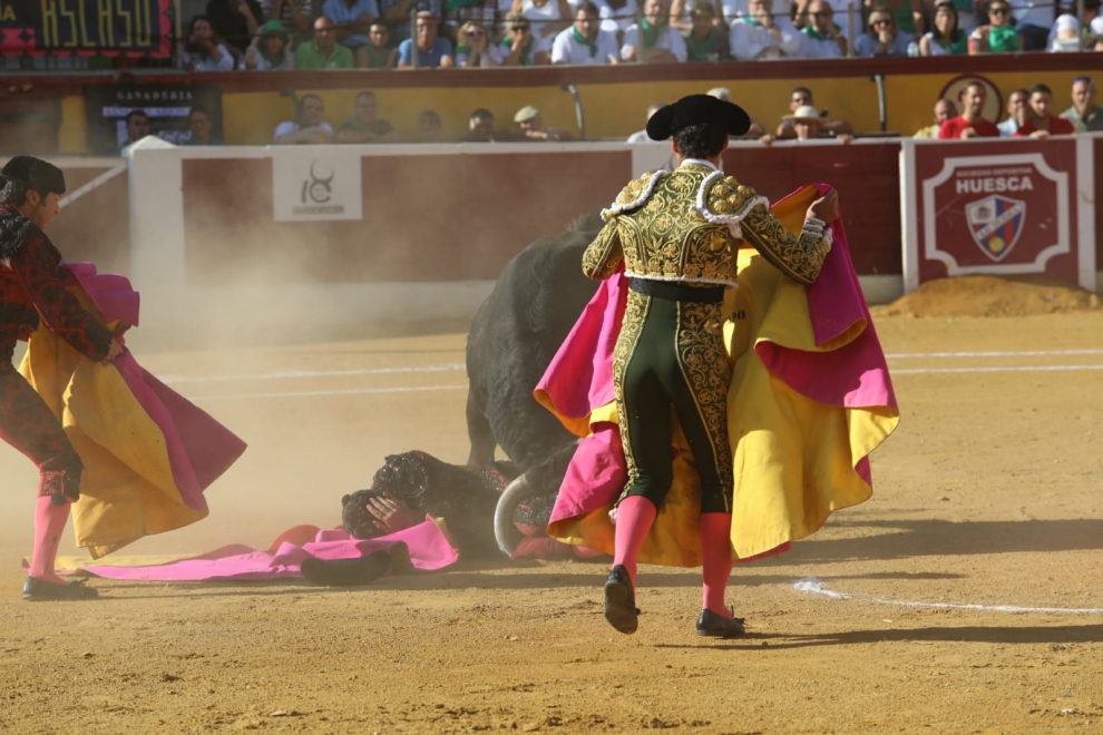 El primer toro de la tarde ha tenido que ser devuelto a los corrales descoordinado e inválido y el sobrero, también de Sánchez Arjona, ha propinado una cornada en el gemelo a uno de los subalternos de Cayetano.