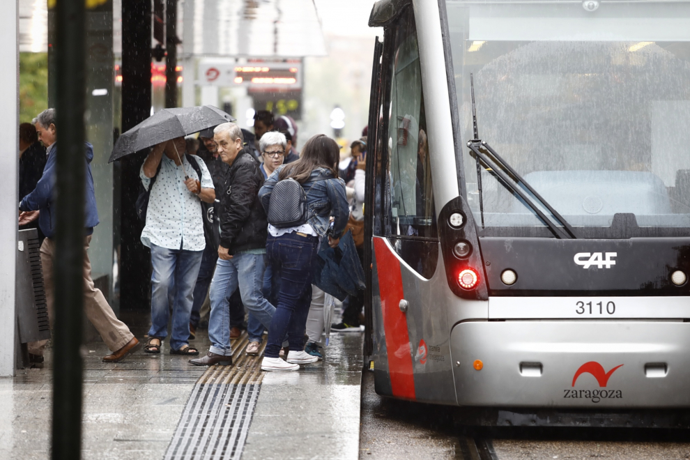 Desde la madrugada de este martes, la lluvia está refrescando las calles de Zaragoza