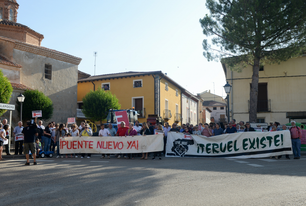 Manifestación en Navarrete para reclamar la mejora del viejo puente ferroviario