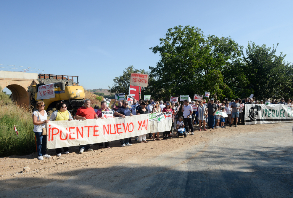 Manifestación en Navarrete para reclamar la mejora del viejo puente ferroviario
