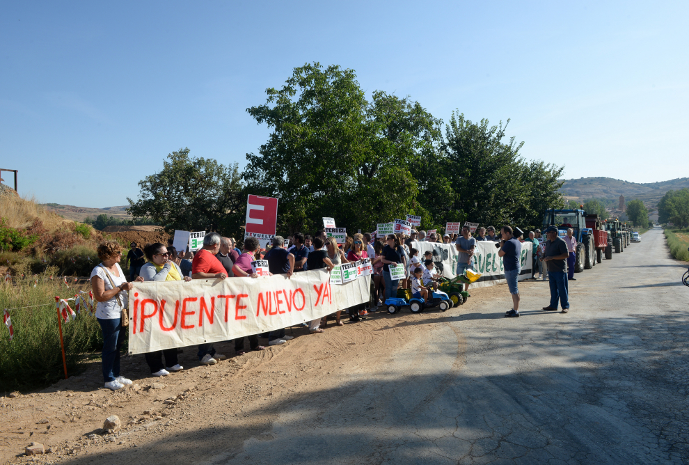 Manifestación en Navarrete para reclamar la mejora del viejo puente ferroviario