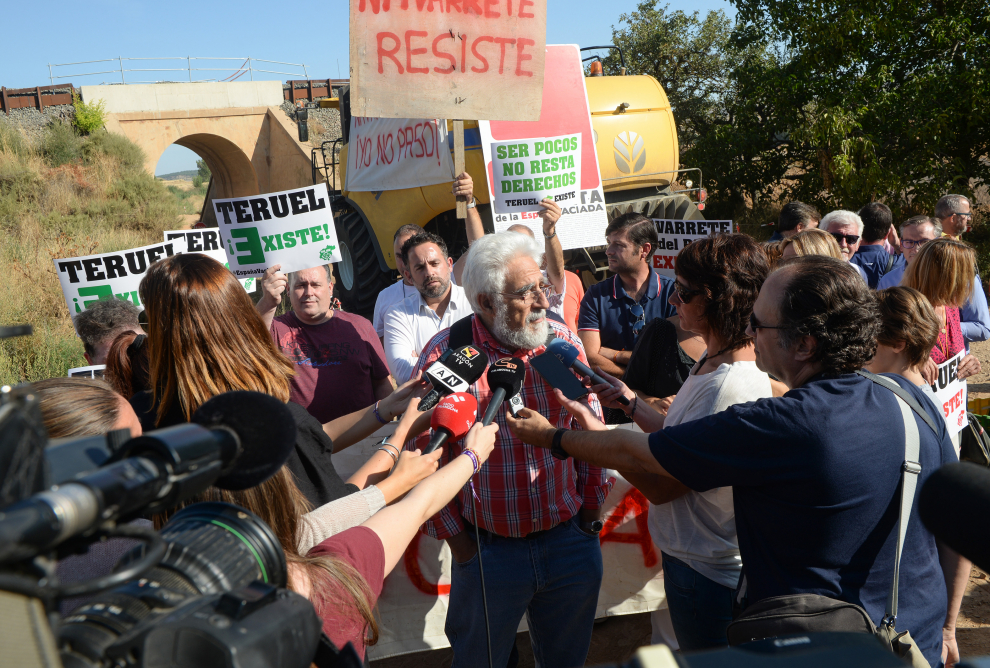 Manifestación en Navarrete para reclamar la mejora del viejo puente ferroviario