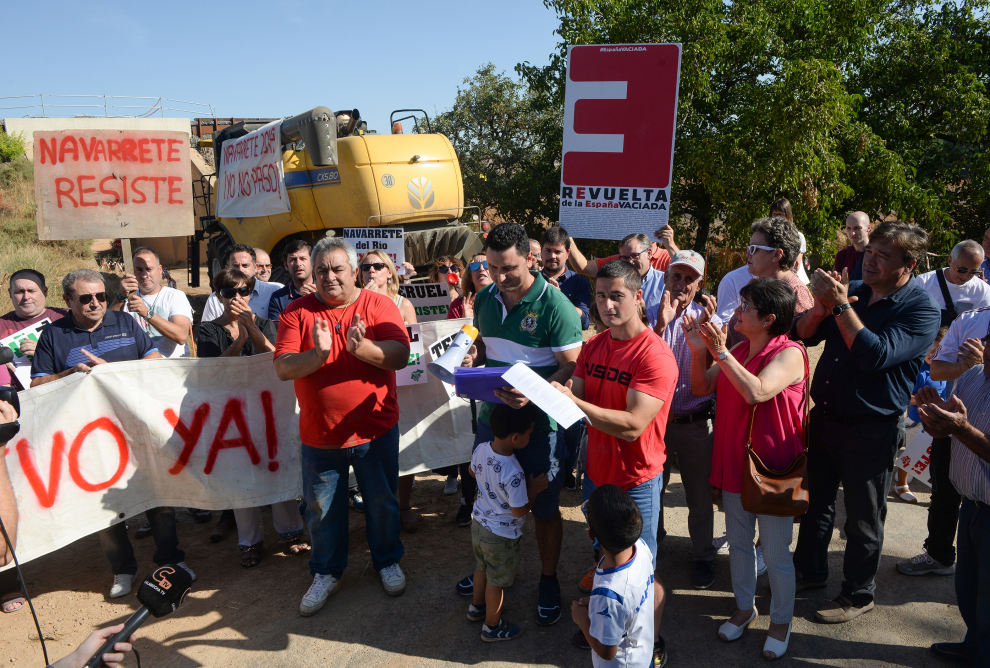 Manifestación en Navarrete para reclamar la mejora del viejo puente ferroviario