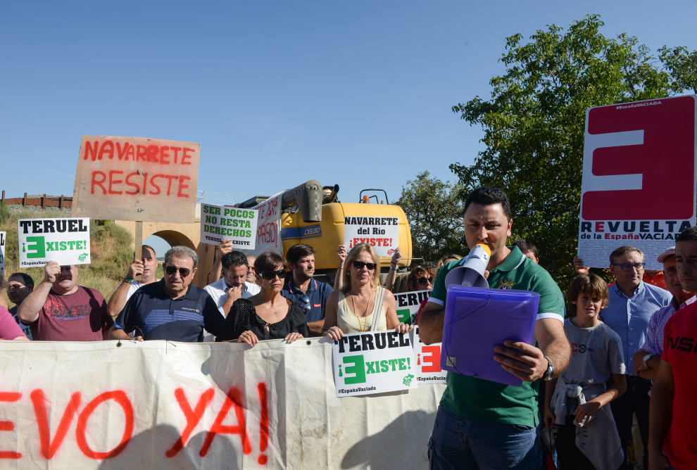 Manifestación en Navarrete para reclamar la mejora del viejo puente ferroviario