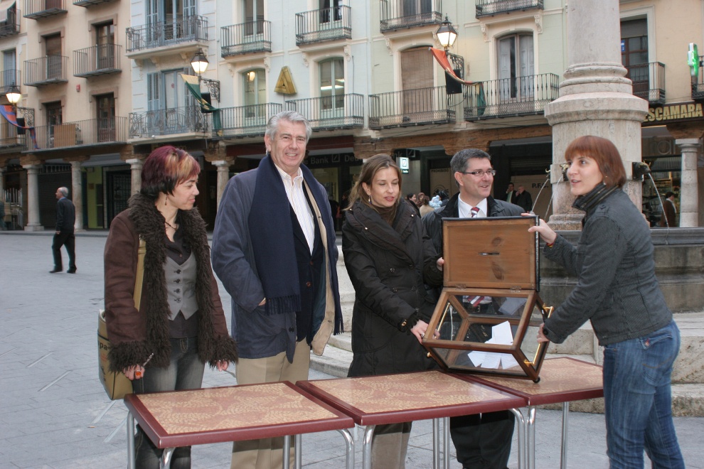 Candidatos al Congreso de los Diputados por Teruel haciendo la porra política de Heraldo en la Plaza del Torico