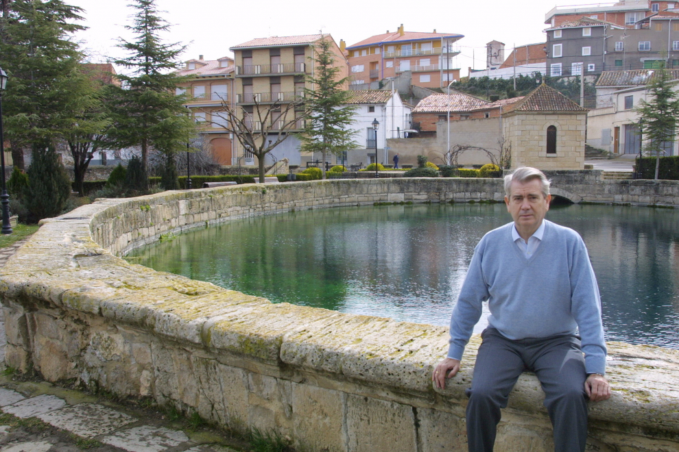 Santiago Lanzuela, candidato al Congreso de los Diputados por el PP en Teruel en 2004, durante una entrevista concedida a HERALDO, en la fuente de Cella