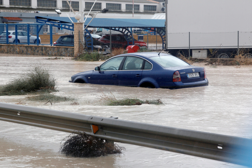 El temporal de lluvias en el levante español deja dos muertos, varios heridos y decenas de desalojados por las inundaciones.
