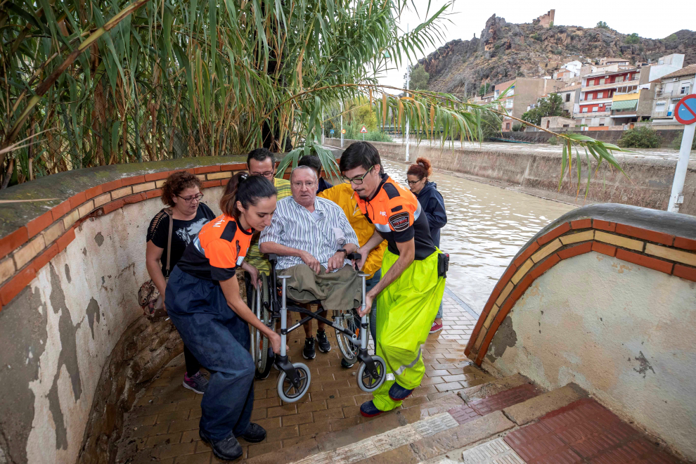 El temporal de lluvias deja dos muertos, varios heridos y decenas de desalojados en el este peninsular. Las provincias más afectadas son Valencia, Alicante y Murcia.