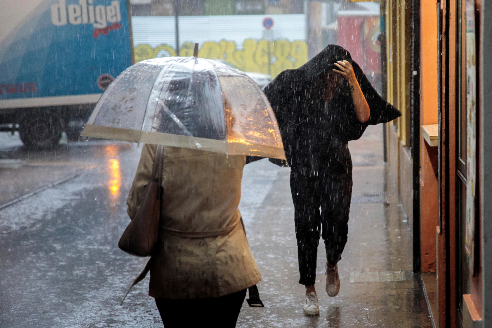 El temporal de lluvias deja dos muertos, varios heridos y decenas de desalojados en el este peninsular. Las provincias más afectadas son Valencia, Alicante y Murcia.