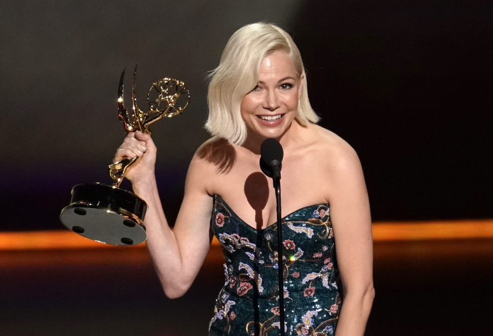 Michelle Williams recogiendo el Emmy a la mejor actriz.