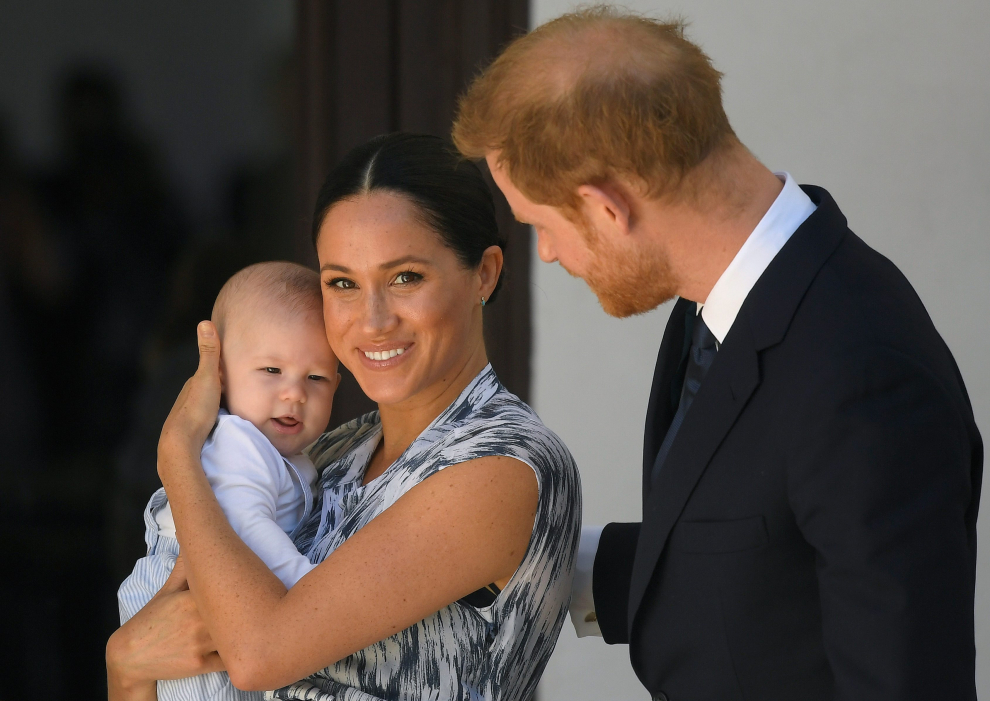 Britain's Meghan, Duchess of Sussex, holding her son Archie, meets Archbishop Desmond Tutu at the Desmond & Leah Tutu Legacy Foundation in Cape Town, South Africa, September 25, 2019. REUTERS/Toby Melville/Pool [[[REUTERS VOCENTO]]] BRITAIN-ROYALS/SAFRICA