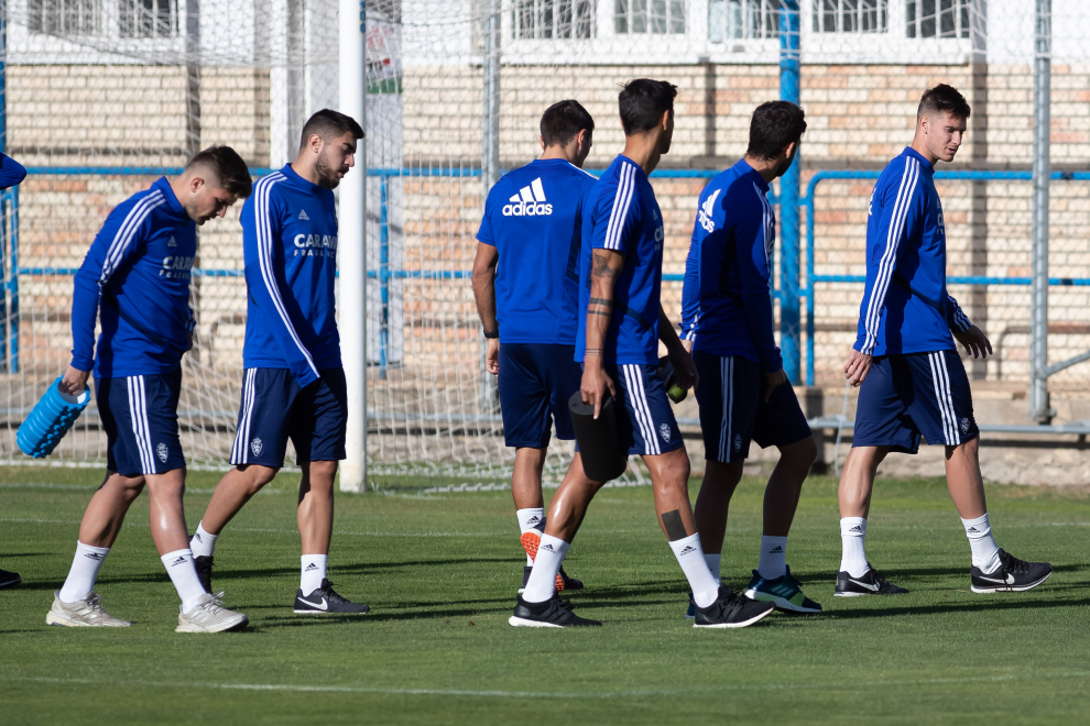 La plantilla del Real Zaragoza volvió a trabajar este lunes tras la primera derrota, horas antes, frente al Cádiz.