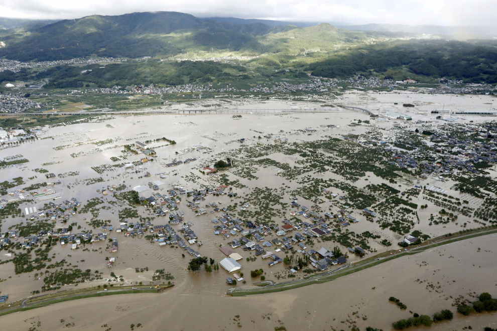 A rescue helicopter flies over a flooded area after Typhoon Hagibis in Nagano, Nagano Prefecture, Japan, October 13, 2019. REUTERS/Kim Kyung-Hoon [[[REUTERS VOCENTO]]] ASIA-STORM/JAPAN