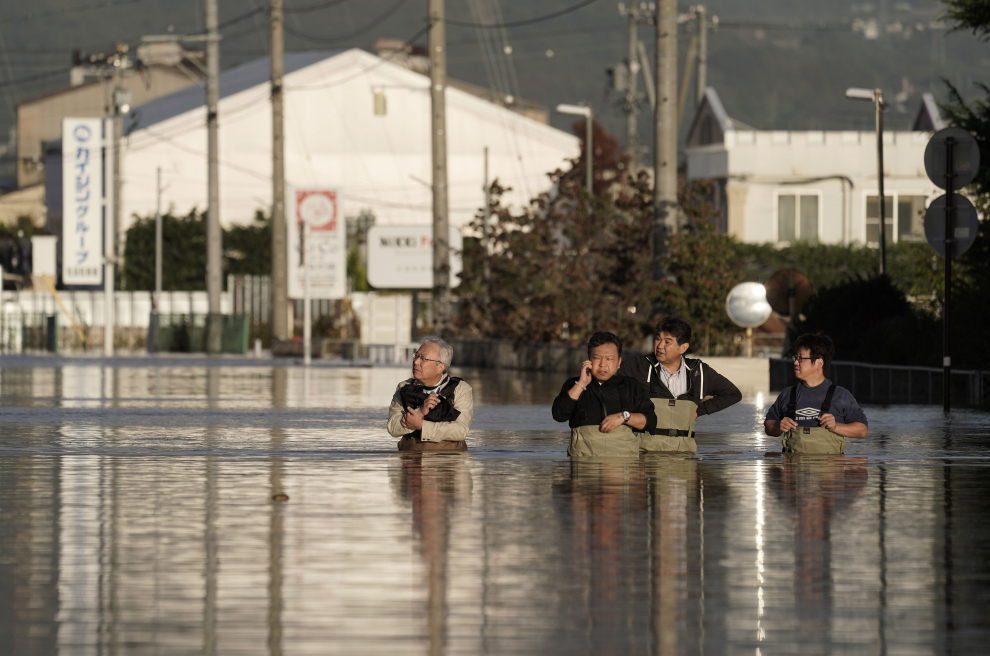 People rest in the evacuation centre for affected by the flood after Typhoon Hagibis in Nagano, Nagano Prefecture, Japan, October 13, 2019. REUTERS/Kim Kyung-Hoon     TPX IMAGES OF THE DAY [[[REUTERS VOCENTO]]] ASIA-STORM/JAPAN