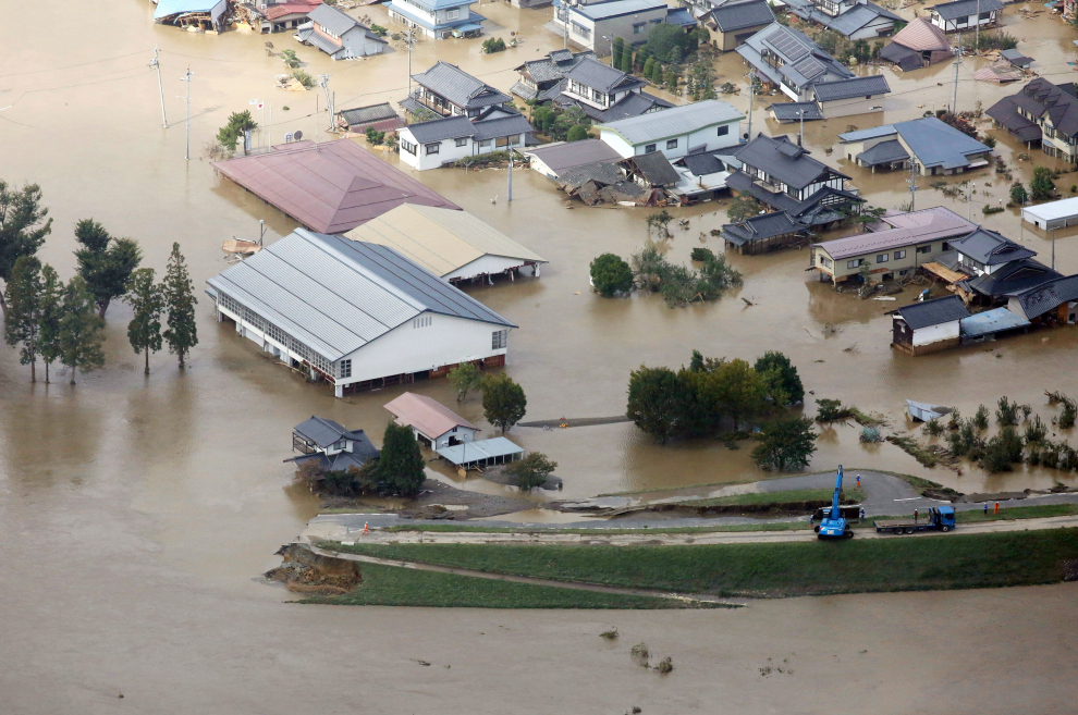 The roof of a collapsed house floats down a river in the aftermath of Typhoon Hagibis in Saku City, Nagano Prefecture, Japan October 13, 2019, in this picture obtained from social media. Mandatory credit TWITTER @A37CANDY /via REUTERS ATTENTION EDITORS - THIS IMAGE HAS BEEN SUPPLIED BY A THIRD PARTY. MANDATORY CREDIT. NO RESALES. NO ARCHIVES. [[[REUTERS VOCENTO]]]