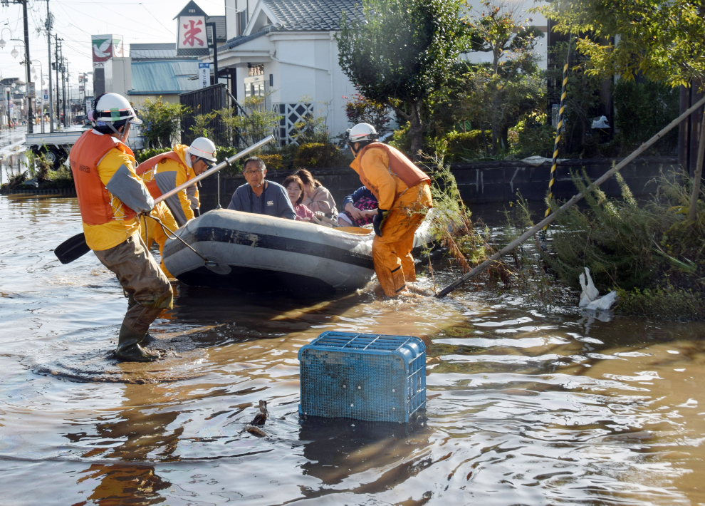 The roof of a collapsed house floats down a river in the aftermath of Typhoon Hagibis in Saku City, Nagano Prefecture, Japan October 13, 2019, in this picture obtained from social media. Mandatory credit TWITTER @A37CANDY /via REUTERS ATTENTION EDITORS - THIS IMAGE HAS BEEN SUPPLIED BY A THIRD PARTY. MANDATORY CREDIT. NO RESALES. NO ARCHIVES. [[[REUTERS VOCENTO]]]