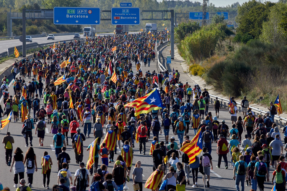 Miles de independentistas se han ido sumando a las cinco 'Marchas por libertad' que avanzan desde distintos puntos de Cataluña hacia Barcelona, a donde llegarán este viernes.