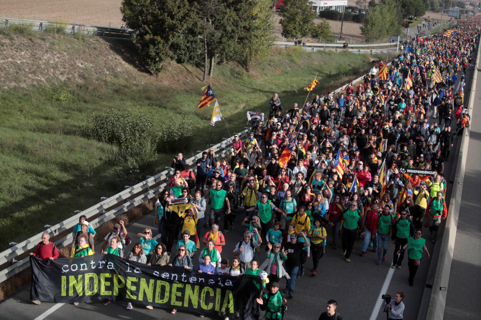 Miles de independentistas se han ido sumando a las cinco 'Marchas por libertad' que avanzan desde distintos puntos de Cataluña hacia Barcelona, a donde llegarán este viernes.