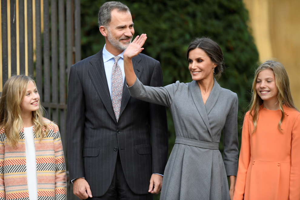 Spain's King Felipe, Queen Letizia with Princess Sofia and Princess Leonor arrive to visit the Cathedral in Oviedo, Spain, October 17, 2019. REUTERS/Eloy Alonso [[[REUTERS VOCENTO]]] SPAIN-ROYALS/