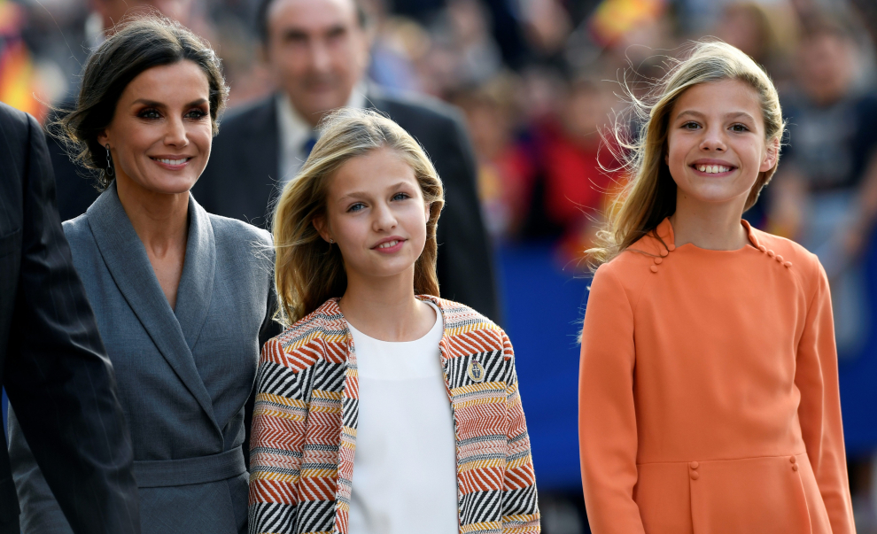 Spain's Queen Letizia and Princess Leonor talk to a woman as they arrive to visit the Cathedral in Oviedo, Spain, October 17, 2019. REUTERS/Eloy Alonso [[[REUTERS VOCENTO]]] SPAIN-ROYALS/
