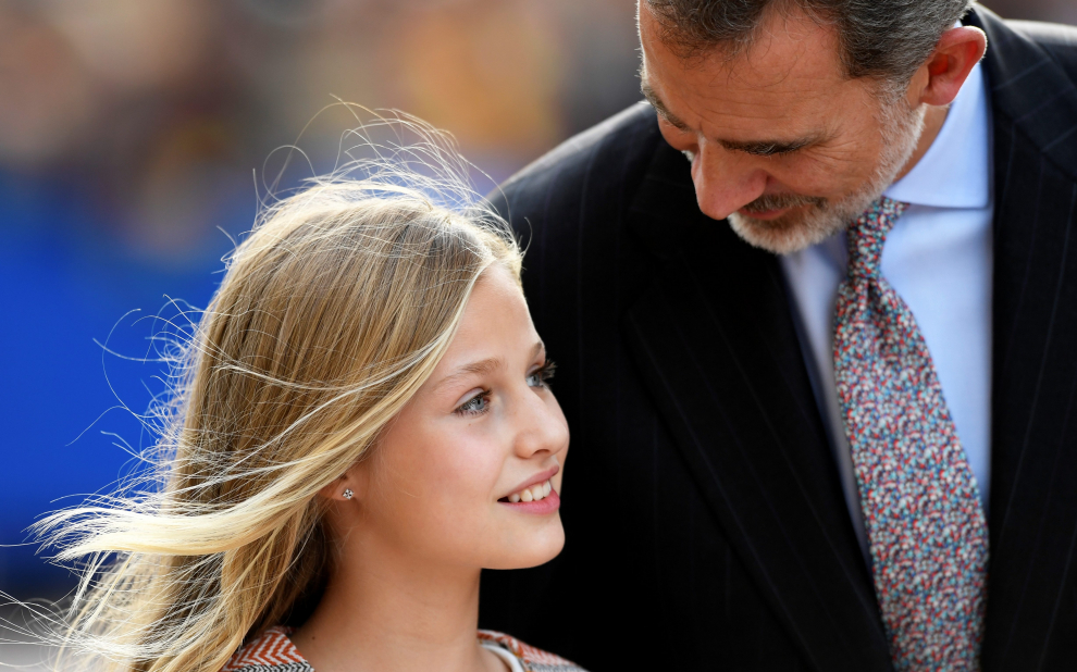 Spain's Queen Letizia, Princess Leonor, Princess Sofia and King Felipe (not pictured) arrive to visit the Cathedral in Oviedo, Spain, October 17, 2019. REUTERS/Eloy Alonso [[[REUTERS VOCENTO]]] SPAIN-ROYALS/
