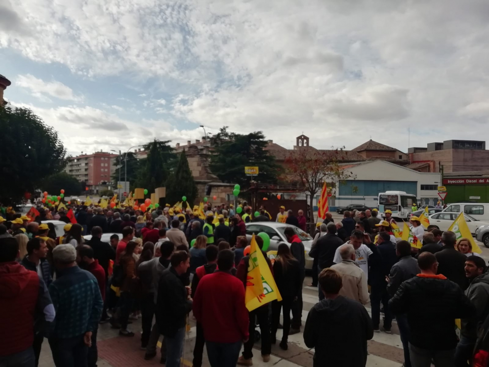 En la Puerta de Terrer decenas de personas esperan la llegada de los tractores que luego se concentrarán frente a la Oficina Delegada del Gobierno de Aragón.