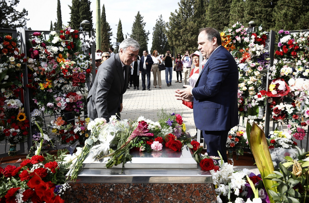El alcalde de Zaragoza, Jorge Azcón, recupera la tradicional visita al cementerio de Torrero en el día de Todos los Santos