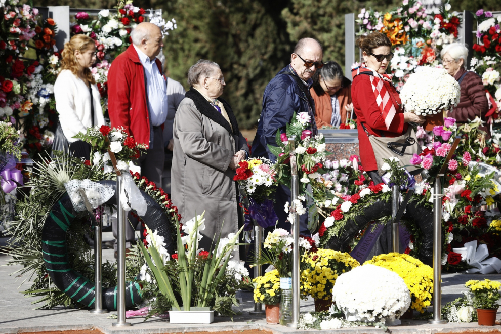 Visitas al cementerio de Torrero de Zaragoza el día de Todos los Santos 2019