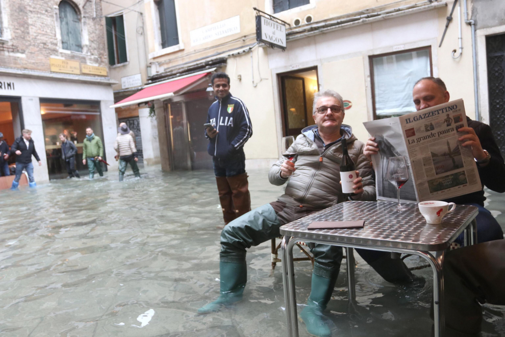 Venice (Italy), 17/11/2019.- Tourists and residents resume their normal routine despite persistent flooding in Venice, Italy, 17 November 2019. High tidal waters returned to Venice on Saturday, four days after the city experienced its worst flooding in more than 50 years. (Italia, Niza, Venecia) EFE/EPA/EMILIANO CRESPI Aqua Alta in Venice