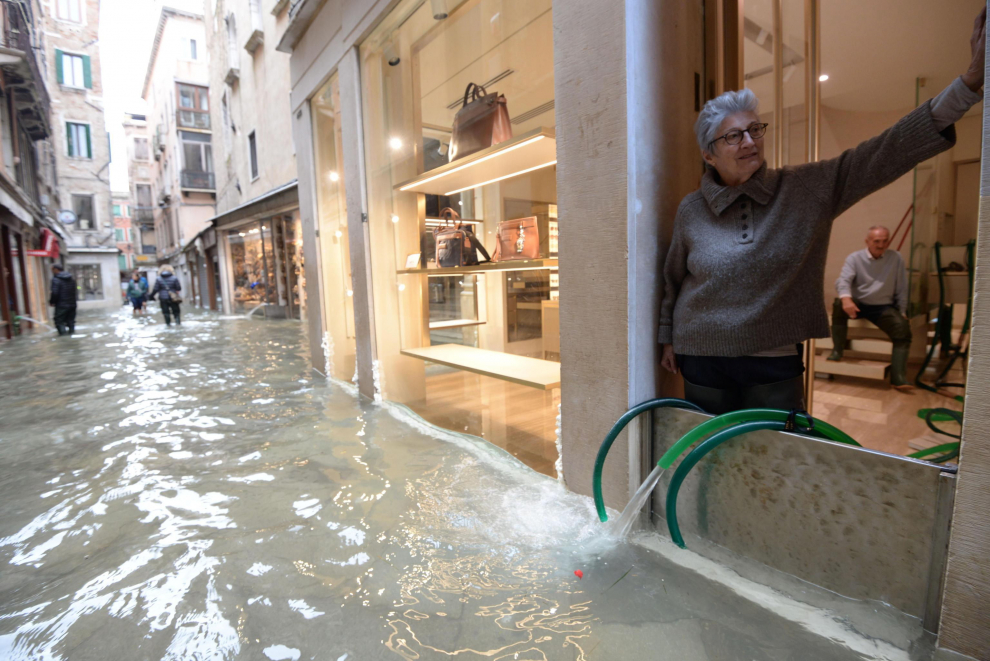 Venice (Italy), 17/11/2019.- Wearing rubber boots and waders tourists and residents resume their normal routine such as a visit to a bar despite persistent flooding in Venice, Italy, 17 November 2019. High tidal waters returned to Venice on Saturday, four days after the city experienced its worst flooding in more than 50 years. (Italia, Niza, Venecia) EFE/EPA/EMILIANO CRESPI Aqua Alta in Venice