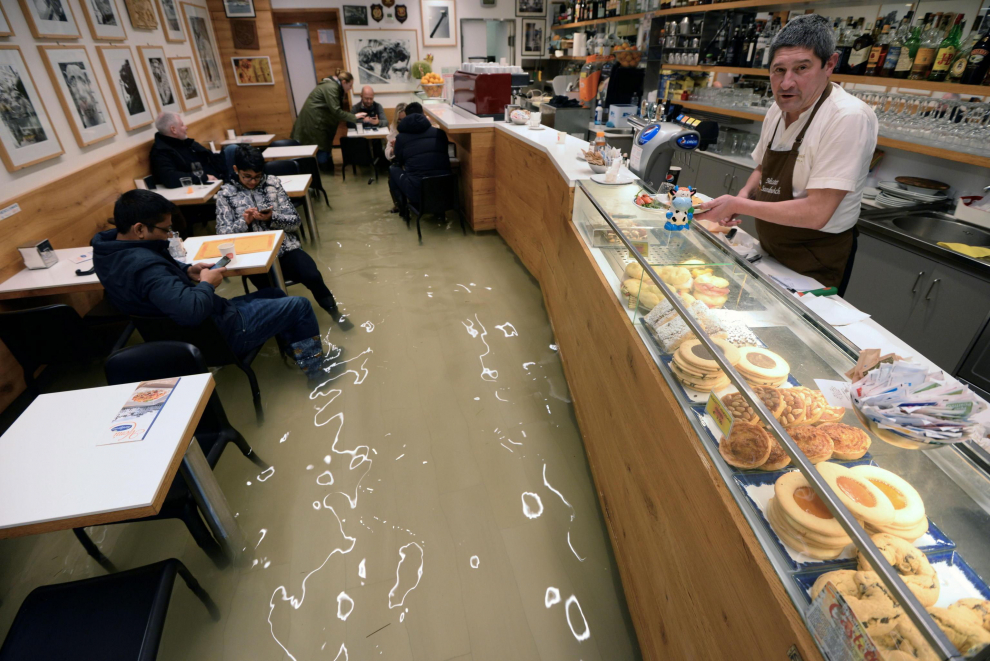 Venice (Italy), 17/11/2019.- Venetian merchants clean their shops in Venice, northern Italy, 17 November 2019. High tidal waters returned to Venice on Saturday, four days after the city experienced its worst flooding in more than 50 years. (Italia, Niza, Venecia) EFE/EPA/Andrea Merola Aqua Alta in Venice