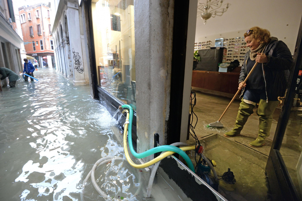 Venice (Italy), 17/11/2019.- Venetian people sit in a flooded bar amid rising water levels in Venice, northern Italy, 17 November 2019. High tidal waters returned to Venice on Saturday, four days after the city experienced its worst flooding in more than 50 years. (Italia, Niza, Venecia) EFE/EPA/Andrea Merola Aqua Alta in Venice