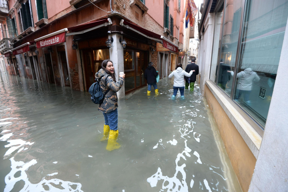 Venice (Italy), 17/11/2019.- Venetian merchants clean their shops in Venice, northern Italy, 17 November 2019. High tidal waters returned to Venice on Saturday, four days after the city experienced its worst flooding in more than 50 years. (Italia, Niza, Venecia) EFE/EPA/Andrea Merola Aqua Alta in Venice