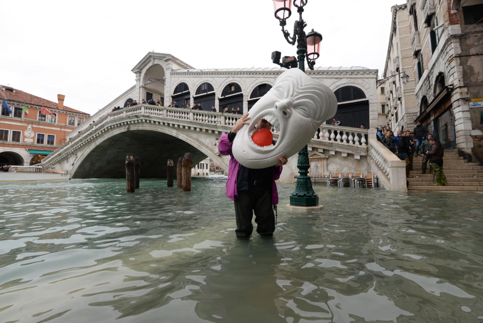 Venice (Italy), 17/11/2019.- Tourist amid rising water levels in Venice, northern Italy, 17 November 2019. High tidal waters returned to Venice on Saturday, four days after the city experienced its worst flooding in more than 50 years. (Italia, Niza, Venecia) EFE/EPA/Andrea Merola Aqua Alta in Venice