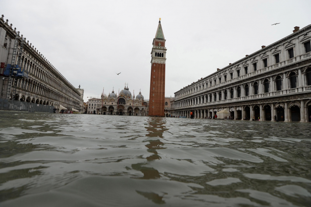 Venice (Italy), 17/11/2019.- Water stands in a bar in Venice, northern Italy, 17 November 2019. High tidal waters returned to Venice on Saturday, four days after the city experienced its worst flooding in more than 50 years. (Italia, Niza, Venecia) EFE/EPA/Andrea Merola Aqua Alta in Venice