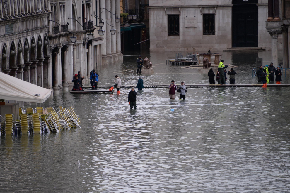 Venice (Italy), 17/11/2019.- Carabinieri patrol the area amid rrising water levels at San Marco square in Venice, northern Italy, 17 November 2019. High tidal waters returned to Venice on Saturday, four days after the city experienced its worst flooding in more than 50 years. (Italia, Niza, Venecia) EFE/EPA/Andrea Merola Flooding in Venice