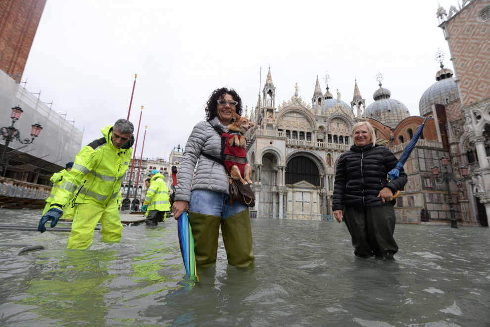 Venice (Italy), 17/11/2019.- Rising water levels at San Marco square in Venice, northern Italy, 17 November 2019. High tidal waters returned to Venice on Saturday, four days after the city experienced its worst flooding in more than 50 years. (Italia, Niza, Venecia) EFE/EPA/Andrea Merola Flooding in Venice
