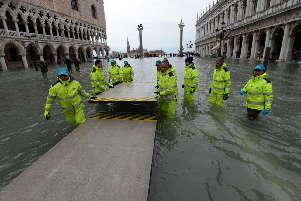 Venice (Italy), 17/11/2019.- Tourists amid rising water levels at San Marco square in Venice, northern Italy, 17 November 2019. High tidal waters returned to Venice on Saturday, four days after the city experienced its worst flooding in more than 50 years. (Italia, Niza, Venecia) EFE/EPA/Andrea Merola Flooding in Venice