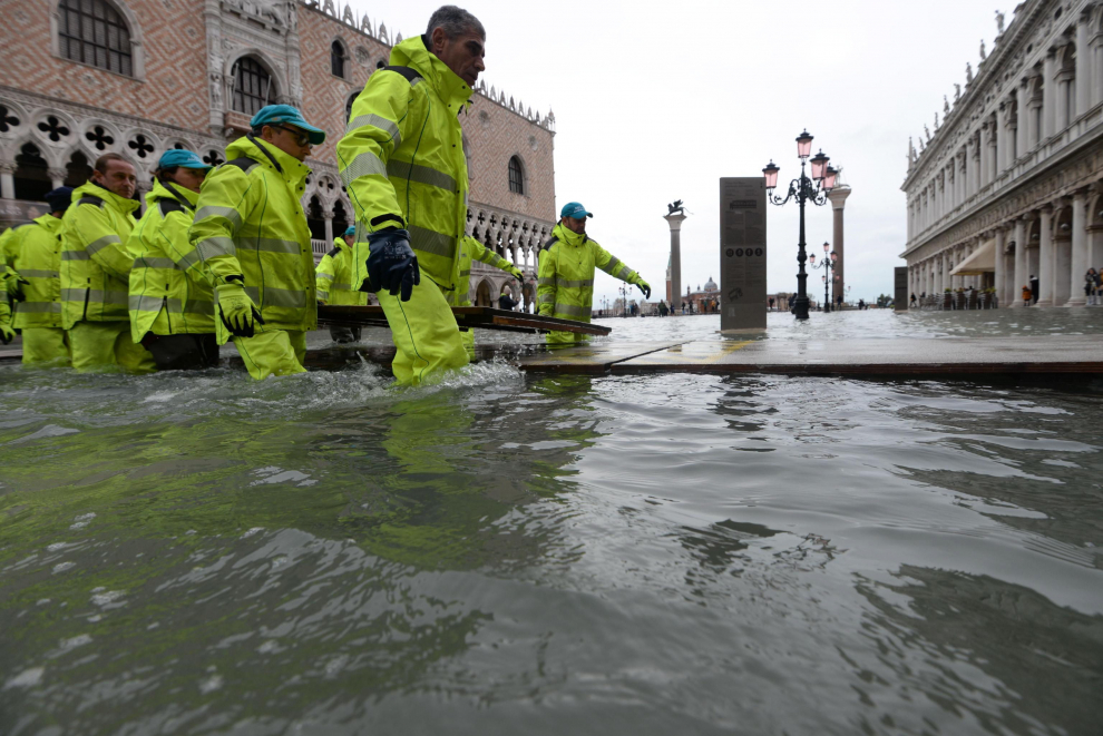 Venice (Italy), 17/11/2019.- Workers install walkways amid rising water levels at San Marco square in Venice, northern Italy, 17 November 2019. High tidal waters returned to Venice on Saturday, four days after the city experienced its worst flooding in more than 50 years. (Italia, Niza, Venecia) EFE/EPA/Andrea Merola Flooding in Venice