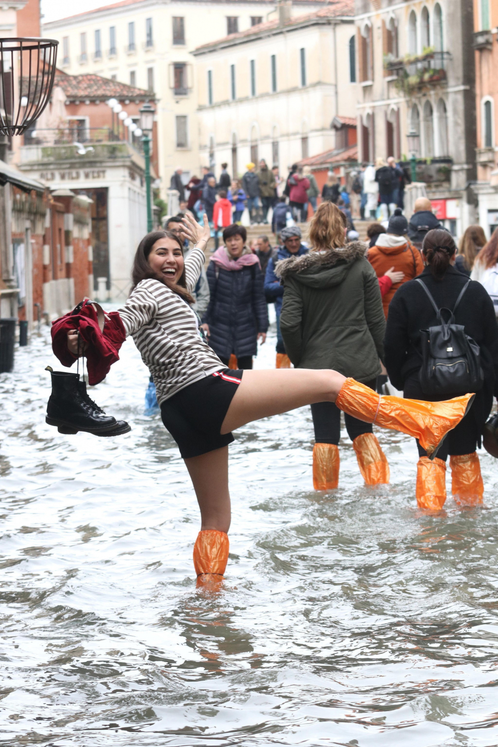 Venice (Italy), 17/11/2019.- Tourists and residents wade through high water in Venice, Italy, 17 November 2019. High tidal waters returned to Venice on a day earlier, four days after the city experienced its worst flooding in more than 50 years. (Italia, Niza, Venecia) EFE/EPA/EMILIANO CRESPI High water in Venice
