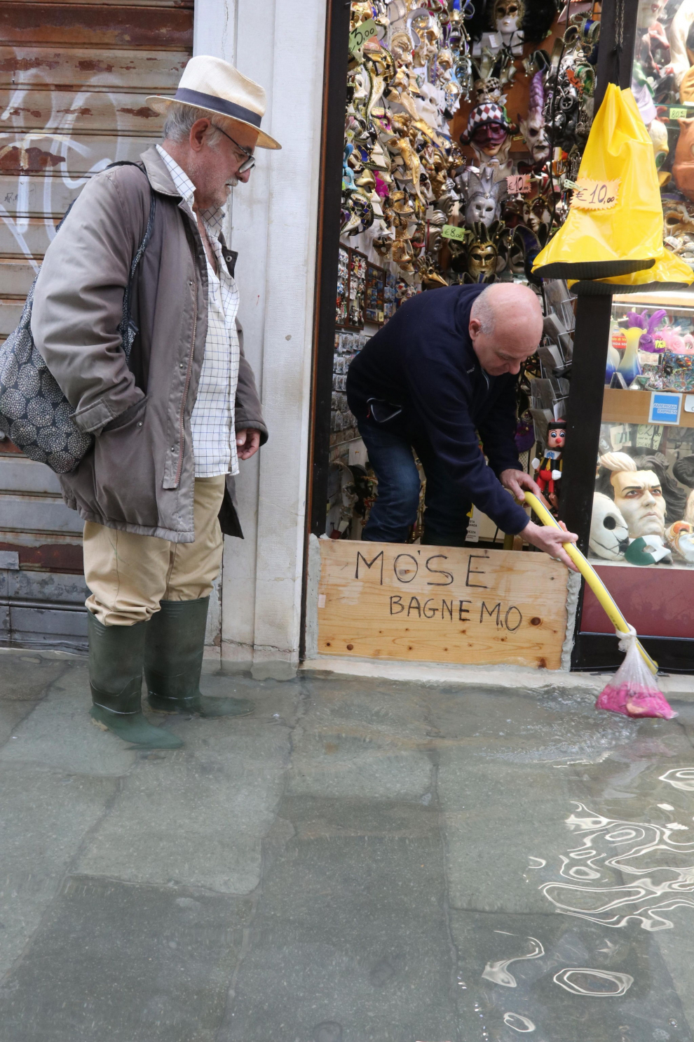 Venice (Italy), 17/11/2019.- A boat is moored to a partly submerged phone booth amid high water in Venice, Italy, 17 November 2019. High tidal waters returned to Venice on a day earlier, four days after the city experienced its worst flooding in more than 50 years. (Italia, Niza, Venecia) EFE/EPA/EMILIANO CRESPI High water in Venice
