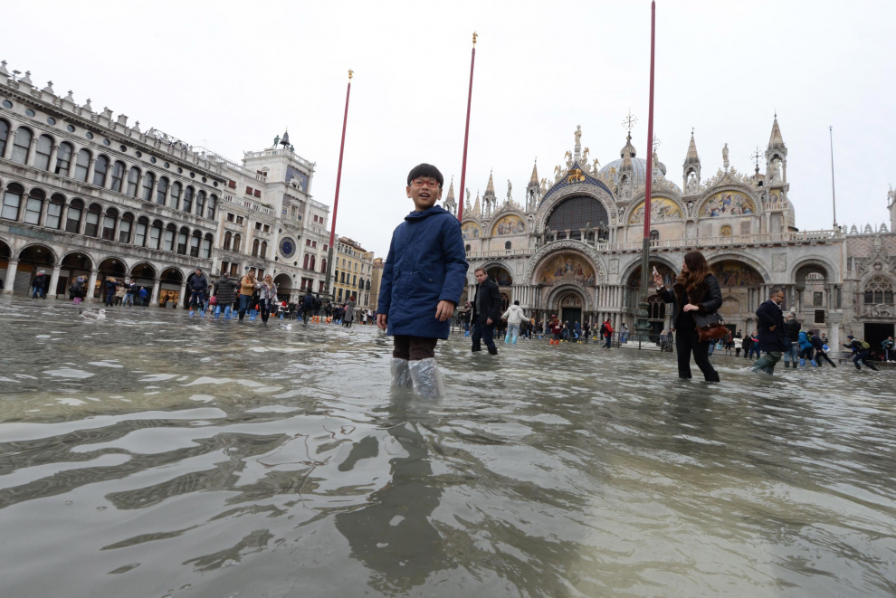 Venice (Italy), 17/11/2019.- A man pumps water out of a shop amid high water in Venice, Italy, 17 November 2019. High tidal waters returned to Venice on a day earlier, four days after the city experienced its worst flooding in more than 50 years. (Italia, Niza, Venecia) EFE/EPA/EMILIANO CRESPI High water in Venice