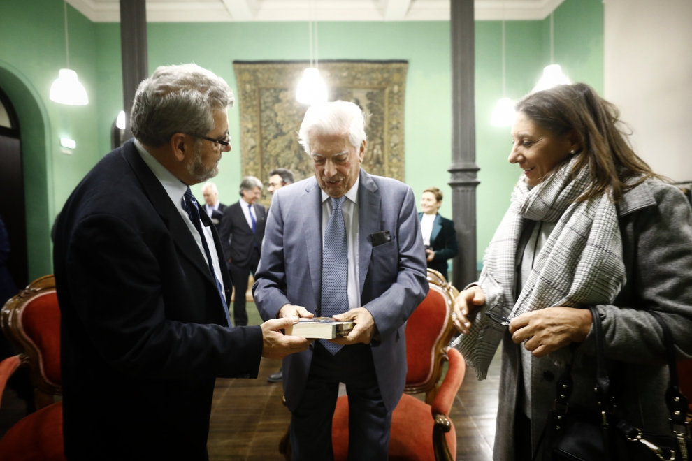 El premio Nobel Mario Vargas Llosa ha cerrado el ciclo 'Trayectorias' de la Universidad de Zaragoza