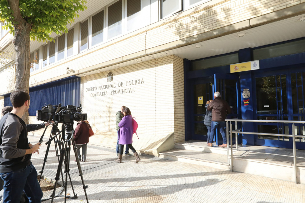 Expectación a la entrada de la Comisaría Provincial de Huesca ante la detención de nueve personas en la segunda fase de la operación Oikos, este martes