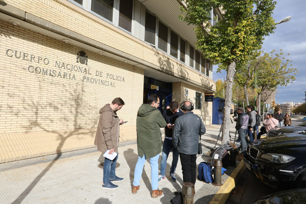 Expectación a la entrada de la Comisaría Provincial de Huesca ante la detención de nueve personas en la segunda fase de la operación Oikos, este martes